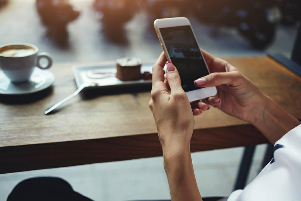 Telefon komórkowy trzymany w rękach kobiety