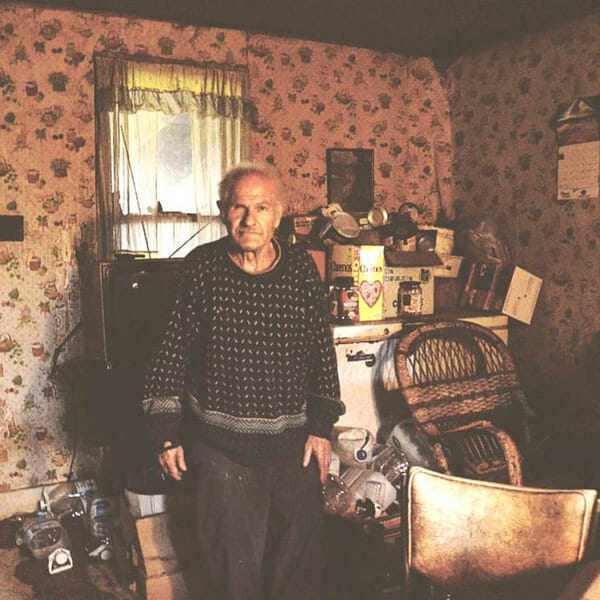 Zaniedbany Lawrence w swoim domu