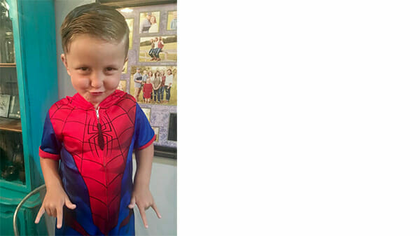 przedszkolak w stroju spidermana