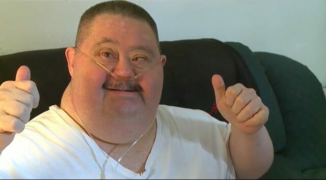 Joey Wittkugle siedzi na kanapie