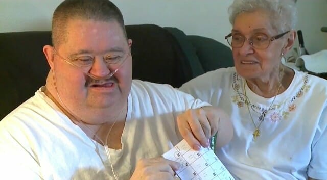 Joey Wittkugle siedzi na kanapie z mamą
