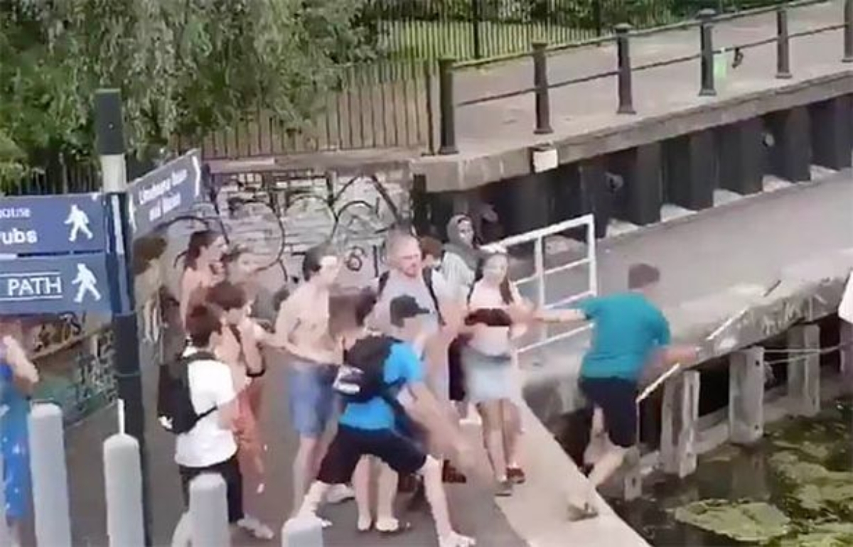 wepchniecie mężczyzny do kanału
