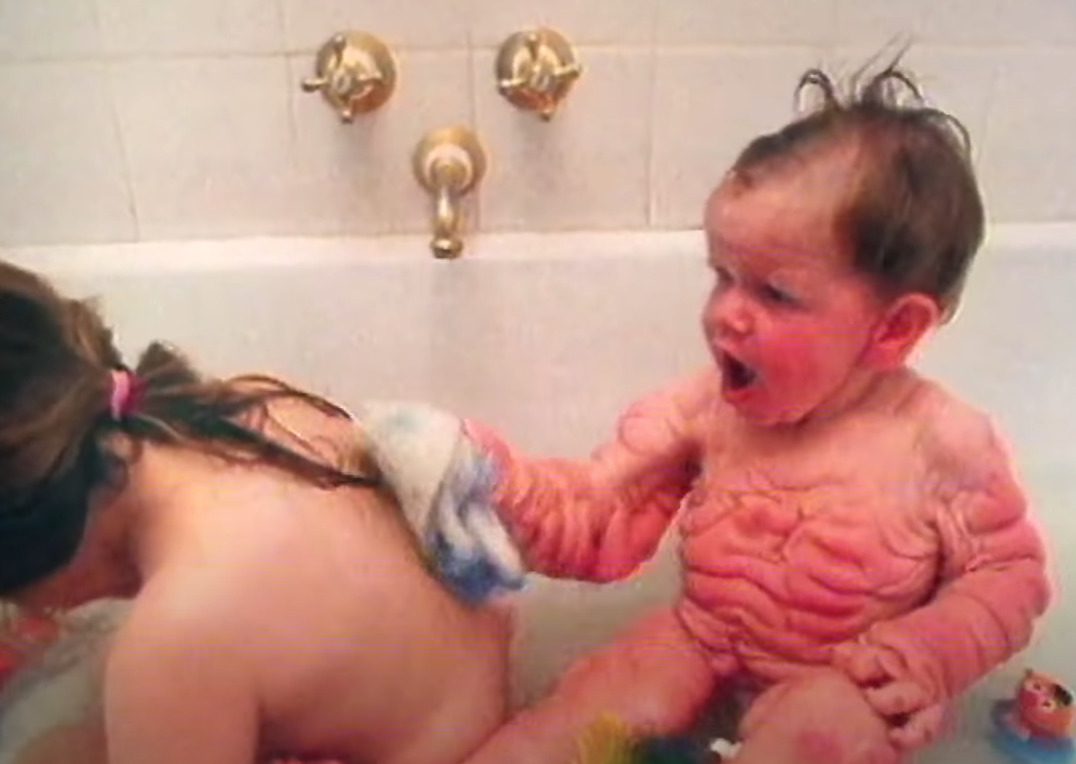 kąpiel w wannie dziewczynki i chorego chłopca