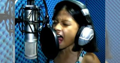 Dziewczynka zaczyna śpiewać trudną balladę - kiedy otwiera usta, zaskakuje swoim głosem
