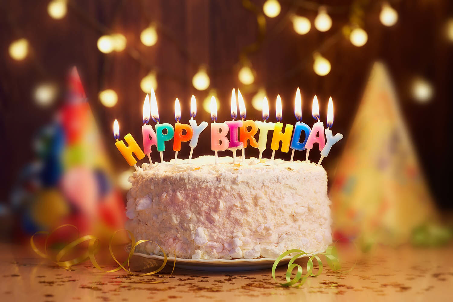 tort urodzinowy ze świeczkami