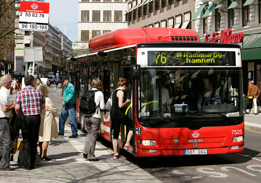 ludzie wsiadają do autobusu