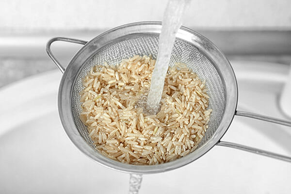 przecedzanie ryżu na sitku