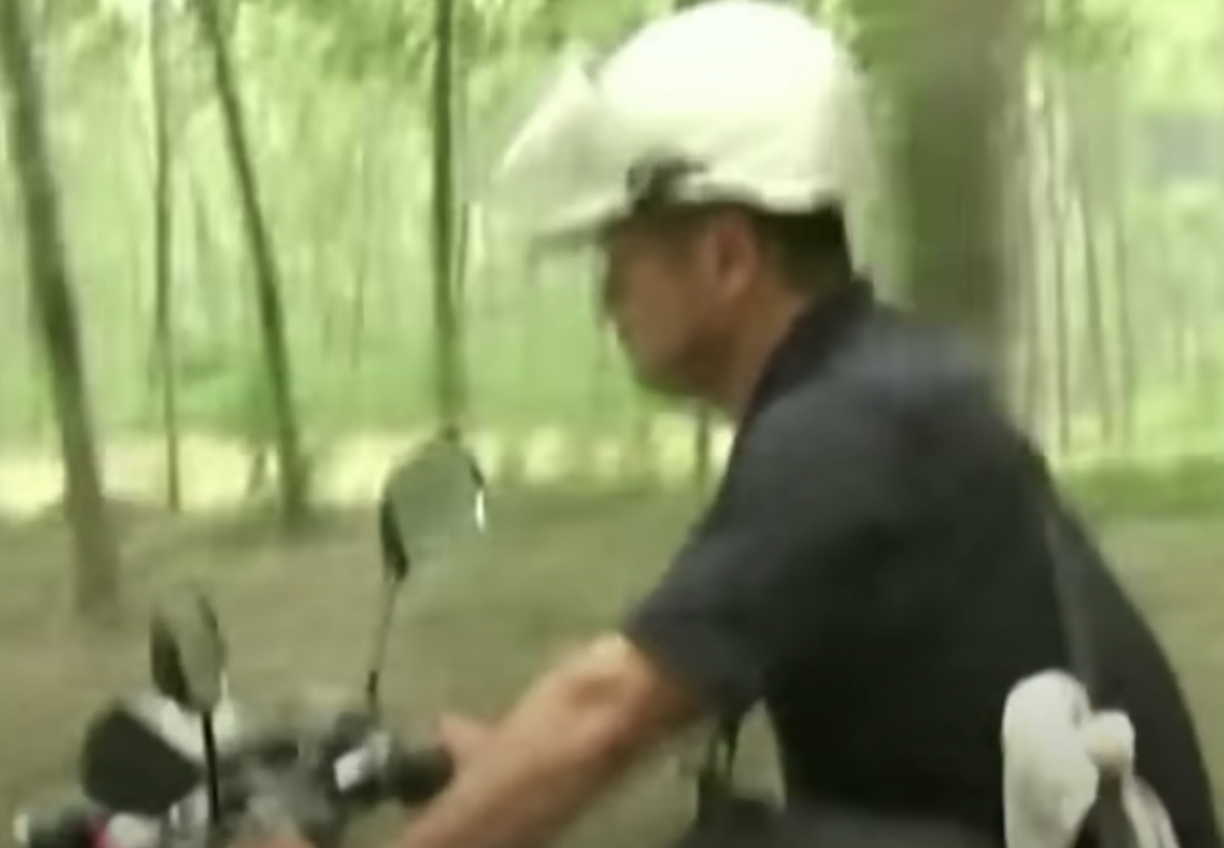 mężczyzna na motorze