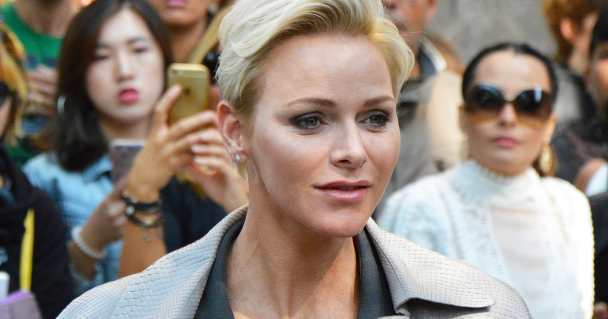 kobieta w krótkich blond włosach