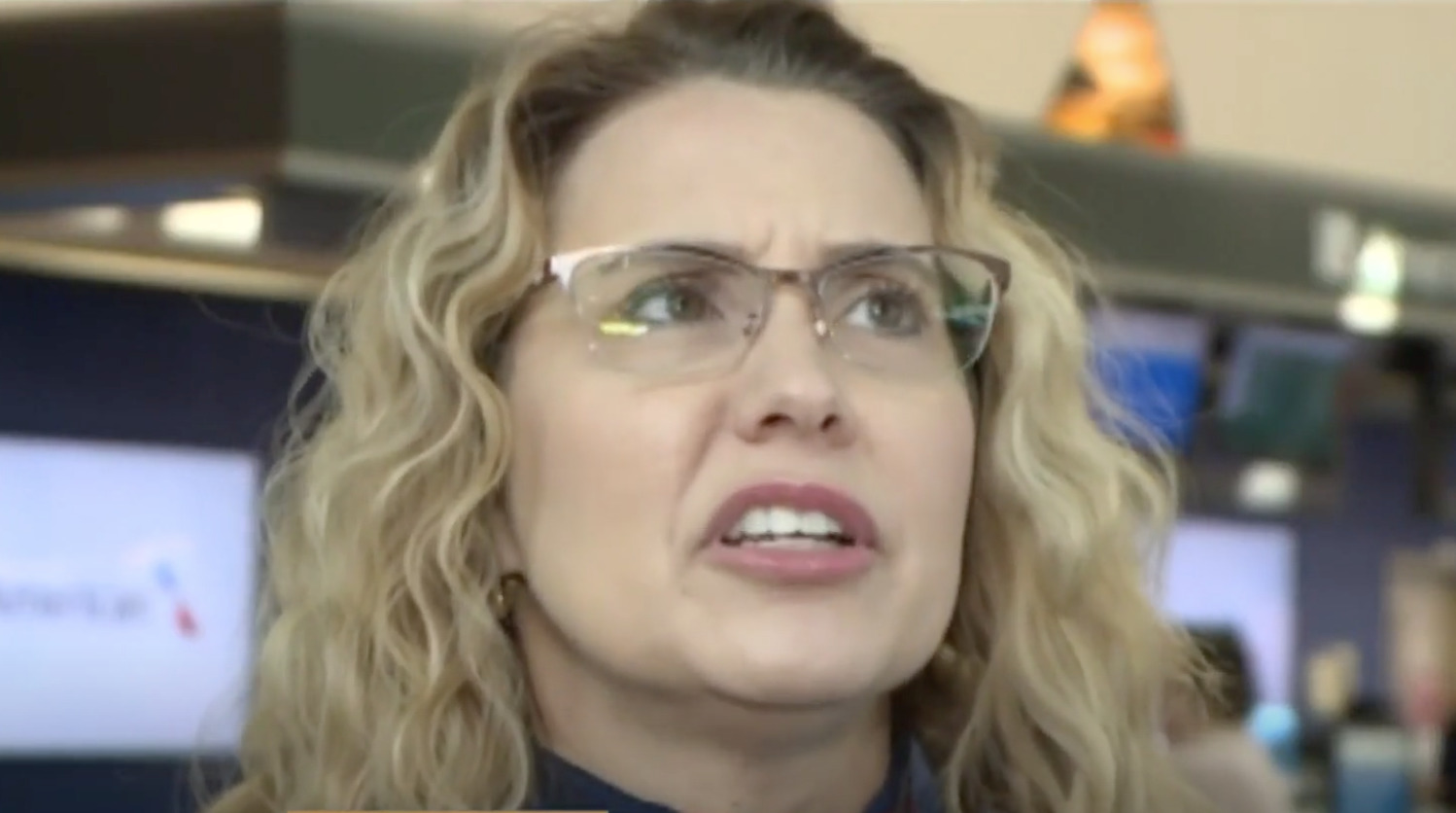kobieta w okularach z grymasem na twarzy