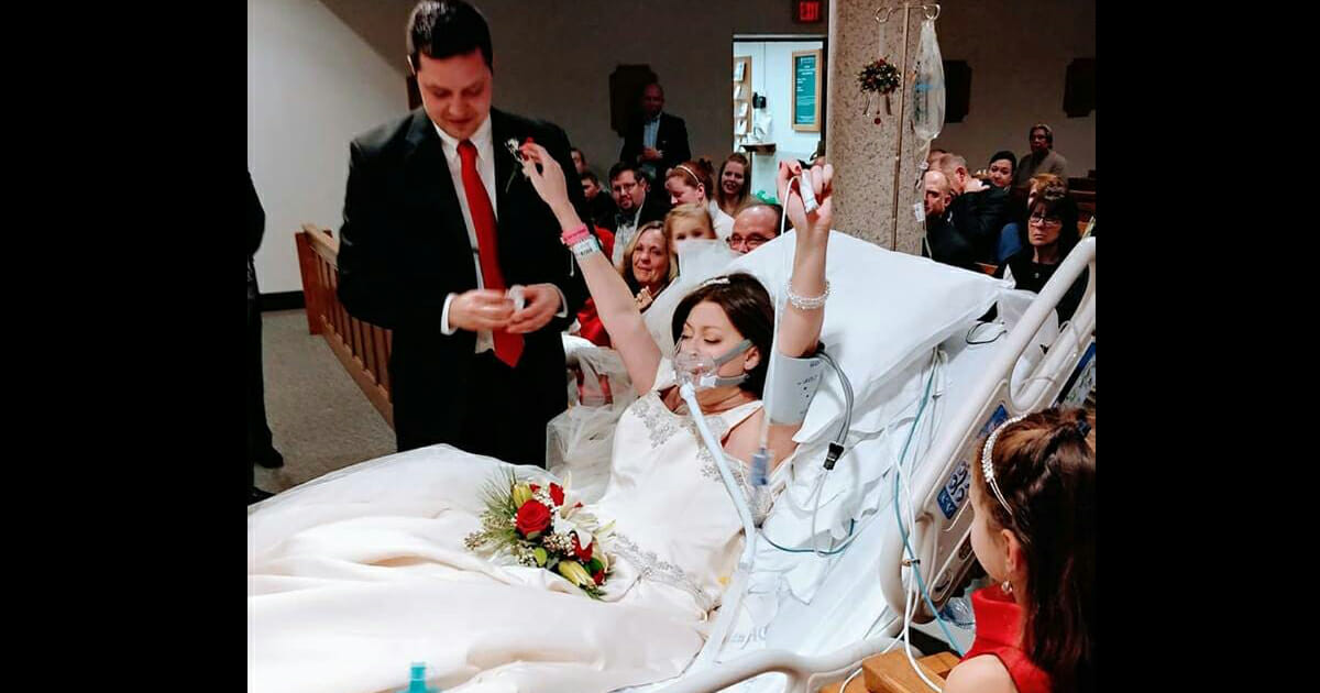 panna młoda w łóżku szpitalnym, pan młody i goście