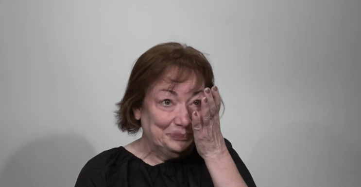 kobieta ręka zakrywa twarz