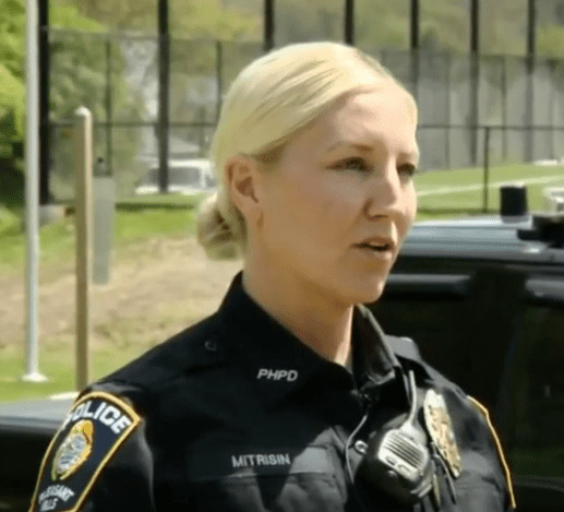policjantka o blond włosach związanych w kok