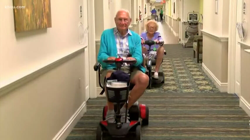 staruszkowie mkną po korytarzu na elektrycznych wózkach