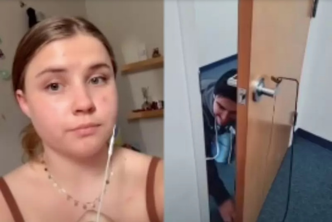 mężczyzna otwiera drzwi do pokoju dziewczyny