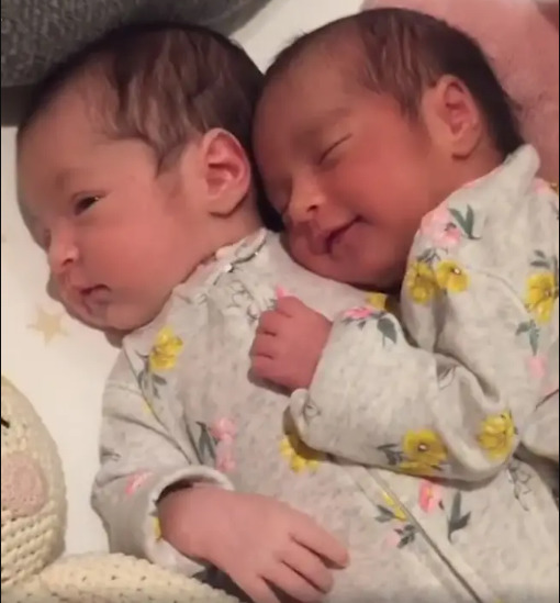 przytulające się niemowlaki