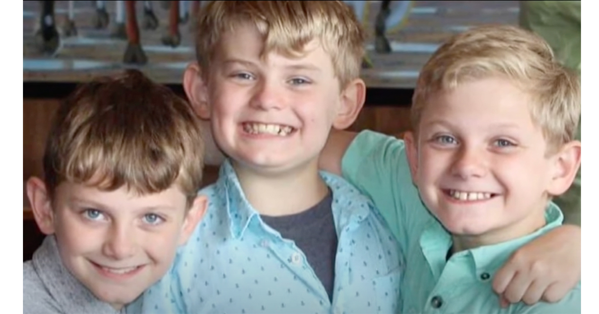 trzech uśmiechniętych chłopców