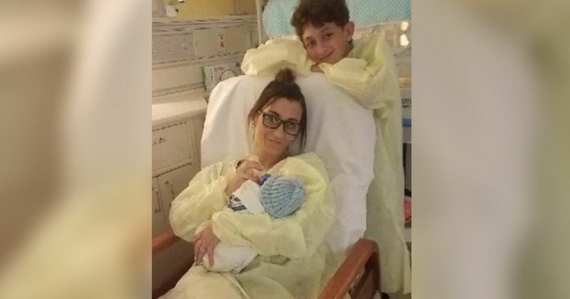 kobieta, chłopiec i niemowlę w szpitalu
