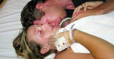 Matka trzyma martwego noworodka i przekonuje go, aby ożył