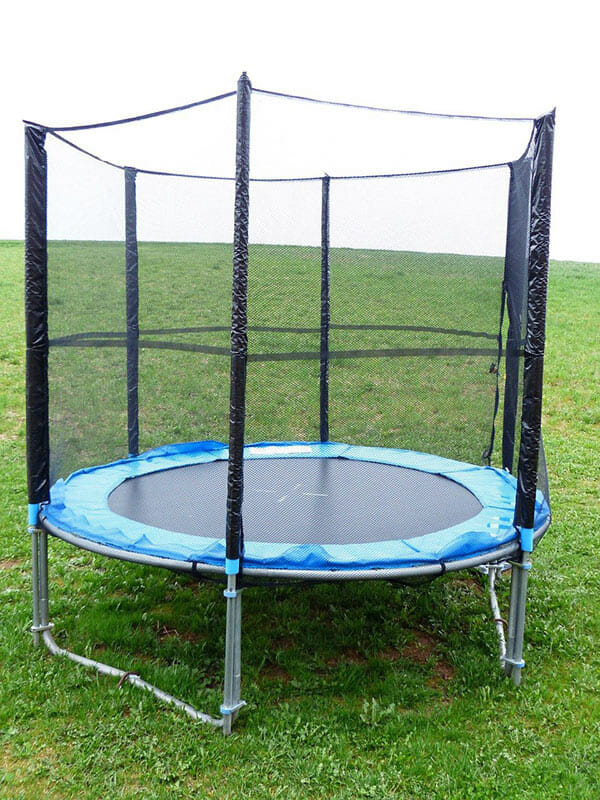 trampolina na trawniku