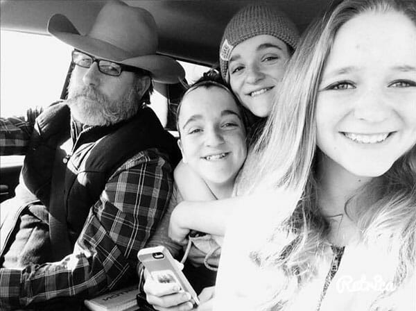 trzy dziewczyny i mężczyzna w kapeluszu w samochodzie
