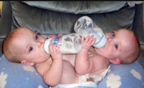 dzieci piją mleko z butelki