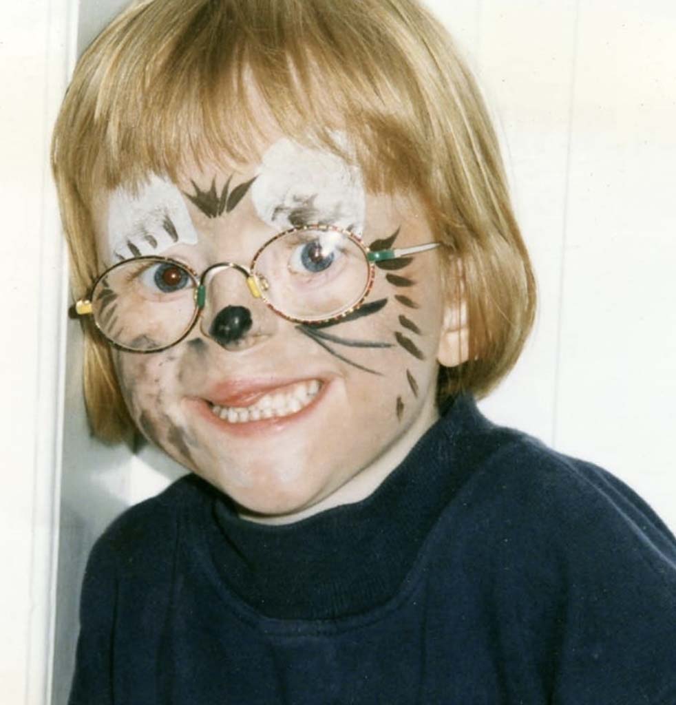 dziewczynka w okularach z malunkiem na twarzy