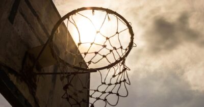 8-letni chłopiec zmarł po dziwnym wypadku podczas gry w koszykówkę w domu