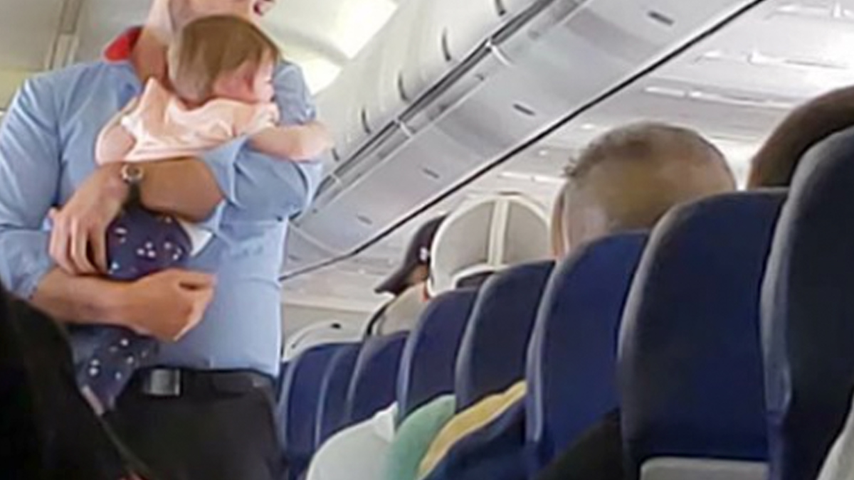 Vauva alkoi itkeä täydessä lentokoneessa – stuertin hieno ele sai äidin  liikuttumaan kyyneliin