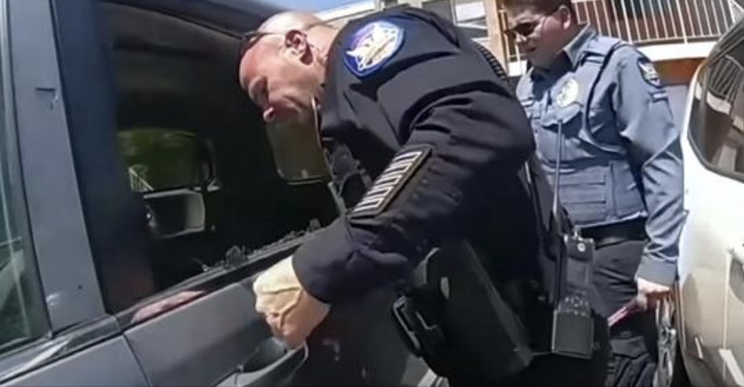 2 vuotias J i Loukkuun Kuumaan Autoon Neuvokas Poliisi Pelasti Lapsen 