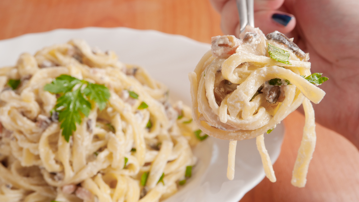 Terveellisempi pasta carbonara villitsee – ja vie kielen mennessään