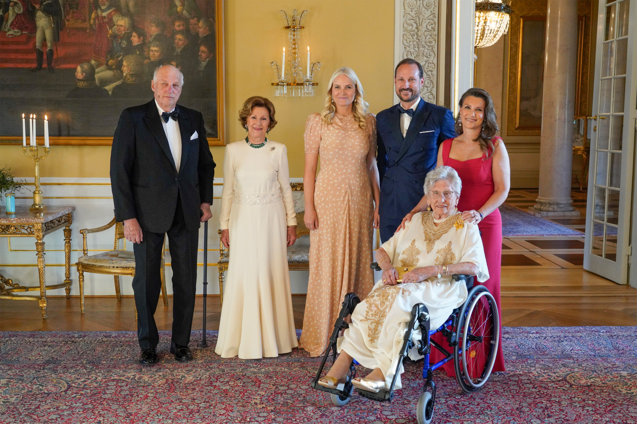 Kong Harald, Dronning Sonja, Kronprins Haakon, Kronprinsesse Mette-Marit, Prinsesse Märtha Louise og Prinsesse Astrid