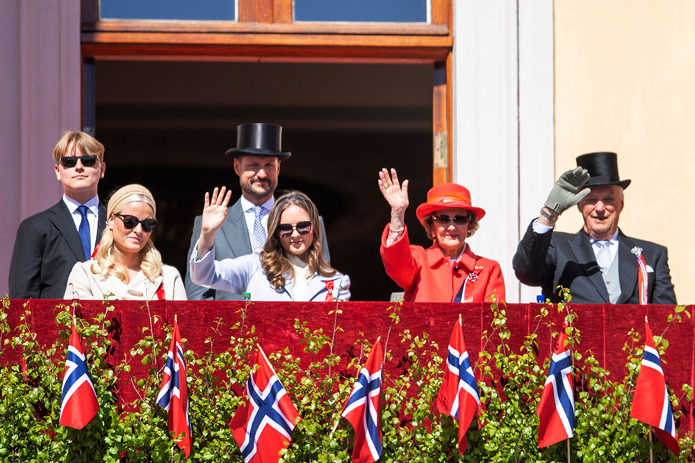 Prins Sverre Magnus, kronprinsesse Mette-Marit, prinsesse Ingrid Alexandra, kronprins Haakon, dronning Sonja og kong Harald