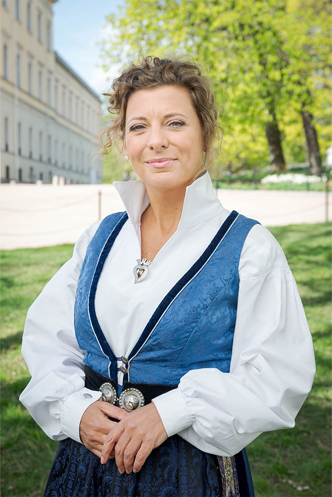 Lise Kathrin Tatjana Finckenhagen er tv-kokk under NRK sin 17. mai sending i 2022. Bestefaren hennes kom fra Ukraina, hun har derfor ukrainsk mønster i borden på bunaden. Fotografert i slottsparken. Foto: Alf Simensen / NTB