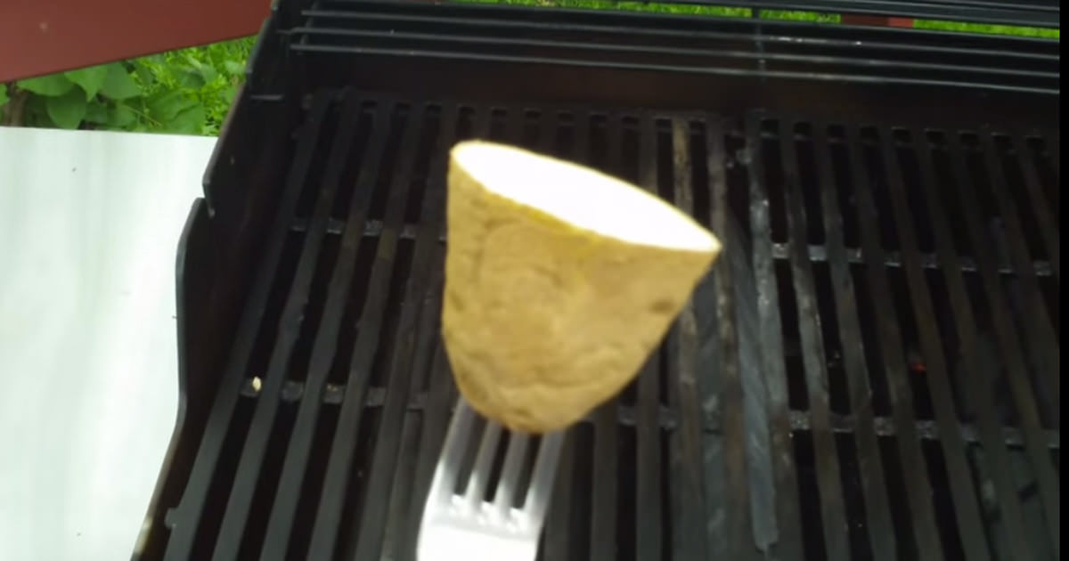 Derfor skal du lægge rå kartofler på – latterligt smart trick som ingen misse til sommer