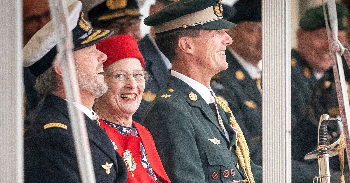 Kongehuset sjove Dronning Margrethe overrasket af sønnerne i militær-tøj