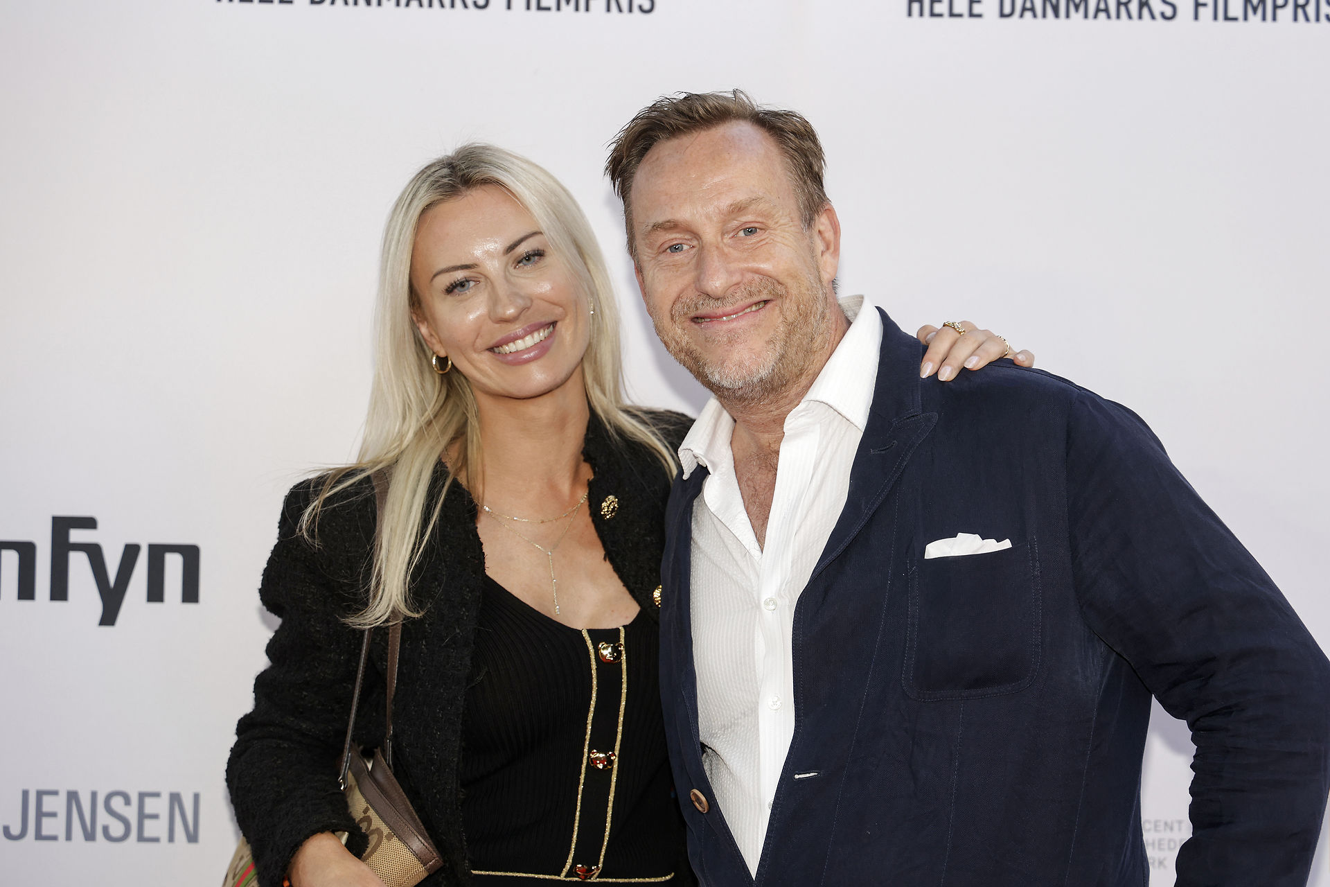 Adam Price og Katherine Diez fejrer kærligheden Deler smukt julebillede