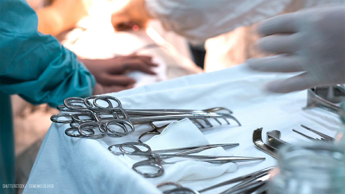 накрытие стерильного инструментального стола в операционной