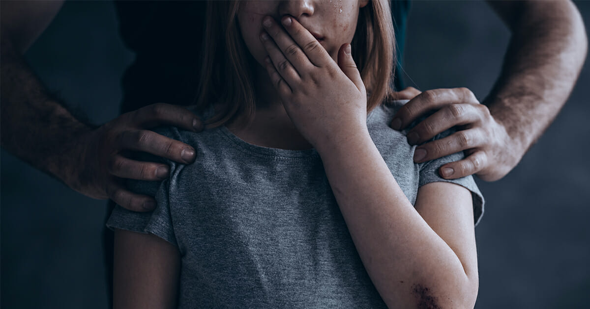 Vater 45 Missbraucht Eigene Tochter 4 Und Postet Fotos Bei Facebook