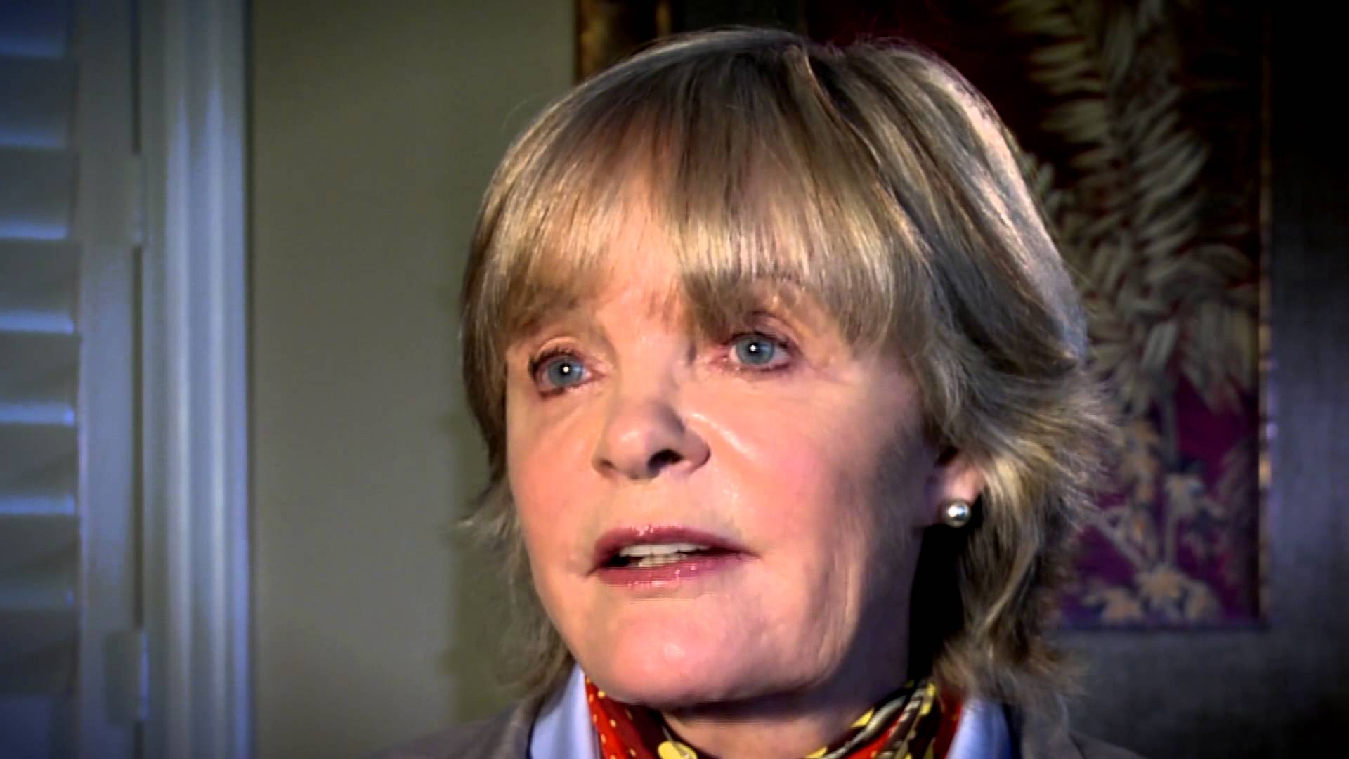 Mulher é prensa em hospício pela família e reencontra filha anos após Mulher é prensa em hospício pela família e reencontra filha anos após