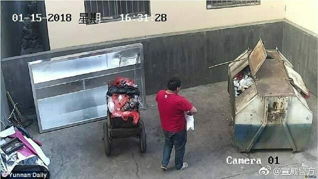 Pai abandona bebê em contêiner de lixo