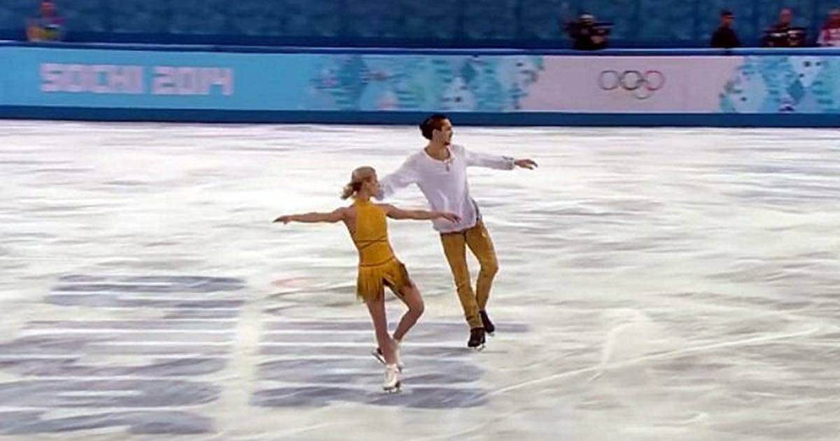 Em Um Ringue De Patinação No Gelo Dois Patinadores AskSchool Em Um Ringue De Patinação No Gelo Dois Patinadores AskSchool