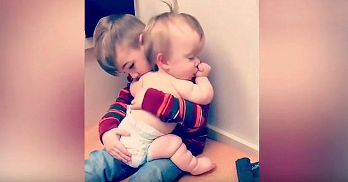 Menino abraça irmã para acalmá-la Menino abraça irmã para acalmá-la