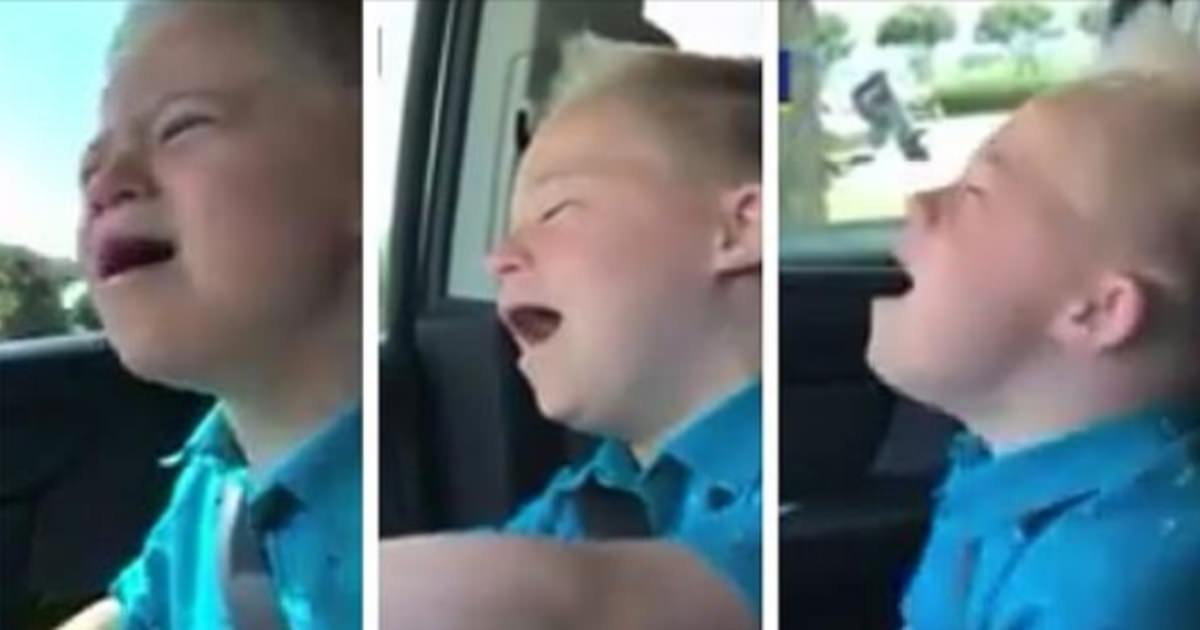 Papà E Figlio Che Cantano In Macchina