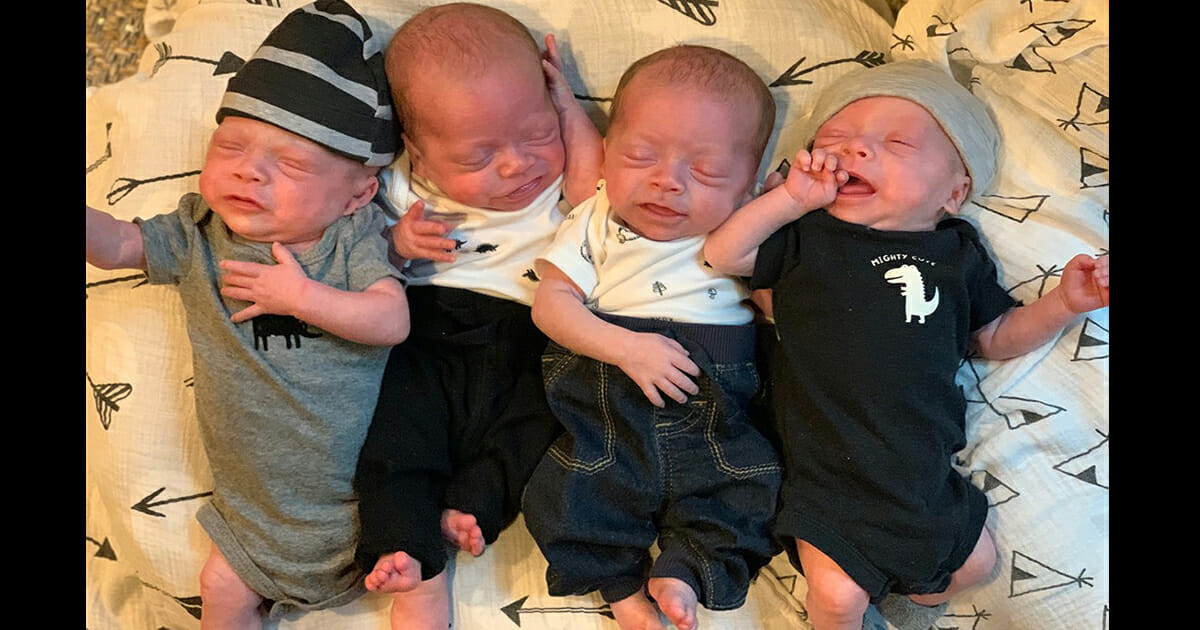 Mamma partorisce quattro gemelli identici durante la pandemia – e sono bellissimi