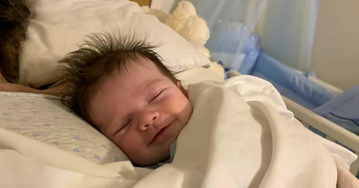Baby Lacht Een Laatste Keer Liggend Op De Borst Van Zijn Net