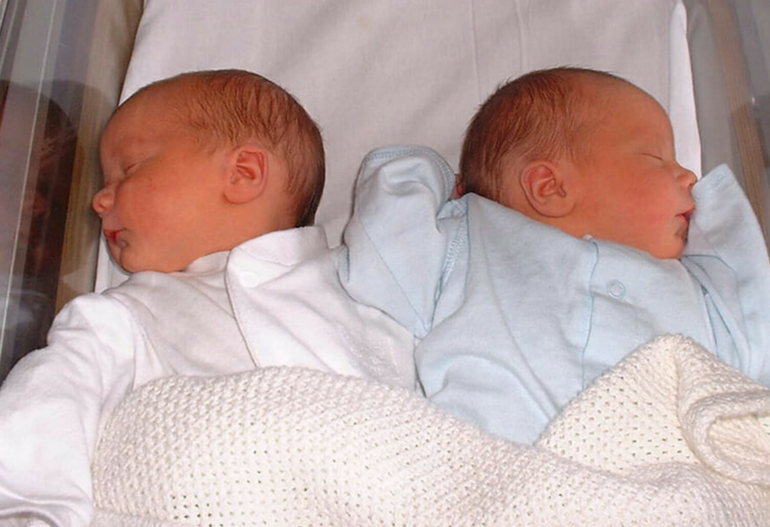 Новорожденные двойняшки в роддоме