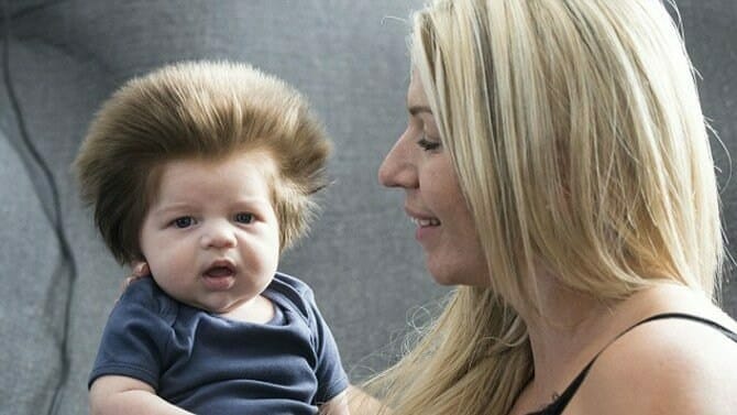 La maman donne naissance à un bébé aux cheveux extrêmement ...