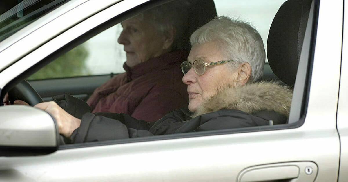 Le garçon a été transporté d'urgence à l'hôpital après avoir Le garçon a été transporté d'urgence à l'hôpital après avoir