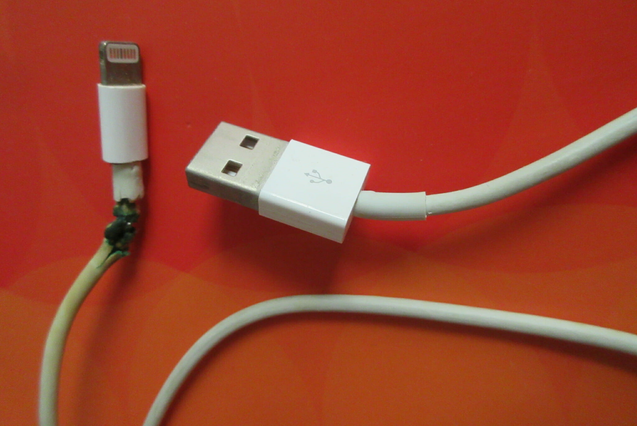 Зарядка для телефона сломалась. Зарядка шнур USB lh1302. Кабель зарядки для Xiaomi 7a. Провод айфон юсб. Провод для зарядки айфон 2g.